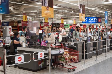 WROClaw, POLAND - 22 Mayıs 2020. Carrefour süpermarketindeki kasanın önündeki müşteriler. Koronavirüs salgınından dolayı insanların yüz maskeleri vardır..