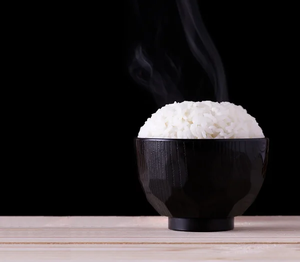 Főtt rizs, fekete háttér — Stock Fotó