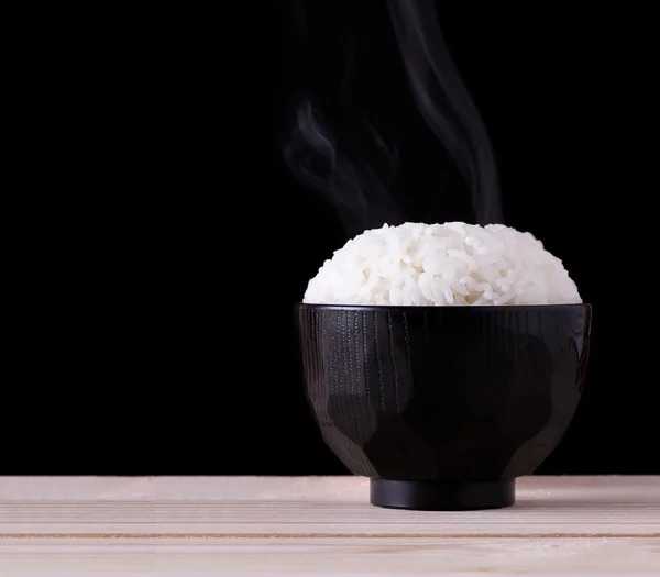 Arroz cozido em fundo preto — Fotografia de Stock