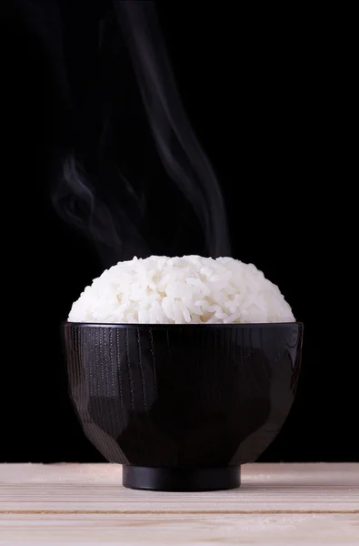 Arroz cozido em fundo preto — Fotografia de Stock