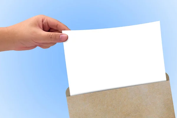 El holding beyaz kağıt — Stok fotoğraf