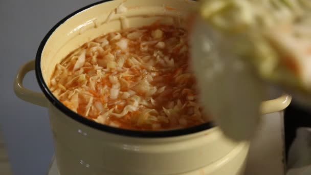 The preparation process fermentation preservation Sauerkraut in a large pan is covered with sheets and a plate. — Stock Footage Preparation Process Fermentation Preservation Sauerkraut Large Pan Covered Sheets Plate Stock Footage