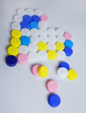 kalp şeklinde renk plastik şişe kapakları