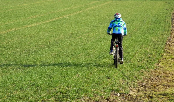 Alanda Bisiklet Sürme Çocuk Renk Detay Fotoğrafçılığı — Stok fotoğraf