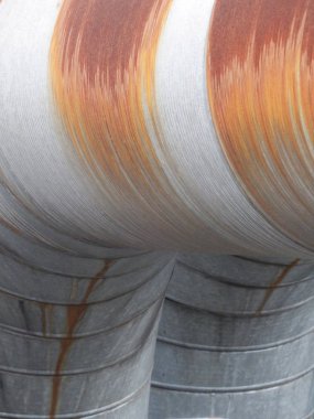 Eski ve paslı boru hattı ayrıntı. Makro endüstriyel fotoğrafçılık.