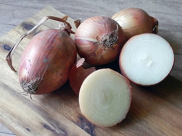 Kitchen still life with onions — Stock Photo, Image