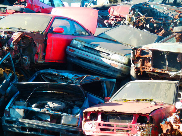 цветная деталь фотографии старых автомобильных аварий, поврежденных автомобилей на свалке, депрессивные автомобили свалки фото
