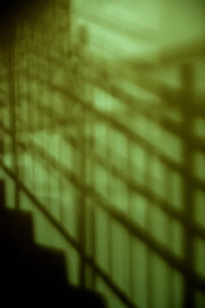 夜壁に階段と手すりの影の芸術的なカラー写真 長時間露光撮影の夜近代建築インテリアの詳細 — ストック写真