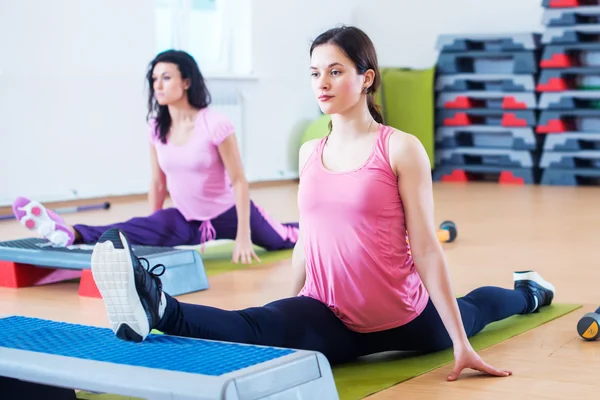 Flexibla passa kvinnor stretching benen — Stockfoto