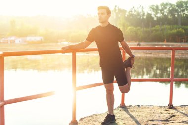 Genç adam hazırlama egzersiz çalıştırmak için uygun