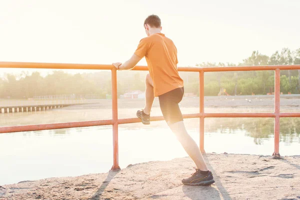 Hombre de fitness estirándose al aire libre . —  Fotos de Stock