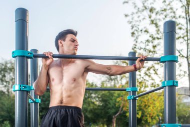 Fitness adam çalışma dışarı dışında