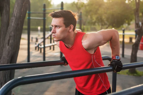 Fit man exercising outdoors — Stock Photo, Image