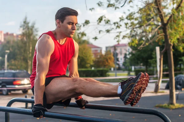 Ajuste hombre ejercicio al aire libre —  Fotos de Stock