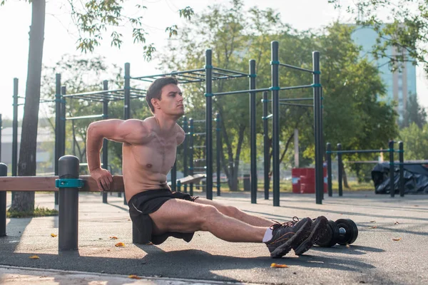 Fit homme exerçant à l'extérieur — Photo