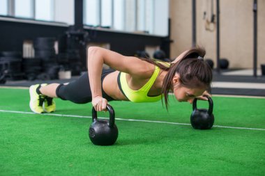 Push ups egzersiz yaparak uygun genç 
