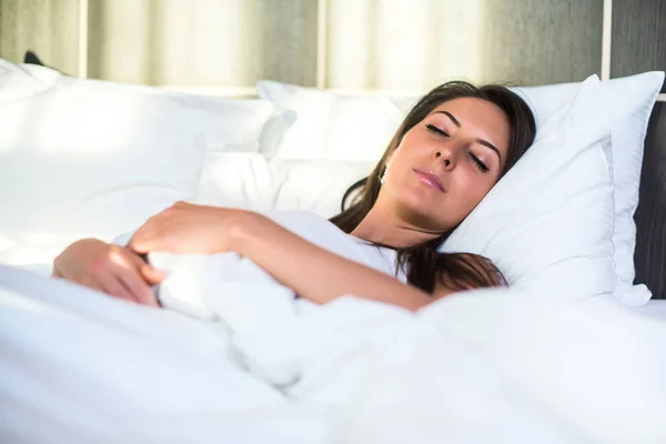 Hermosa chica duerme en el dormitorio — Foto de Stock