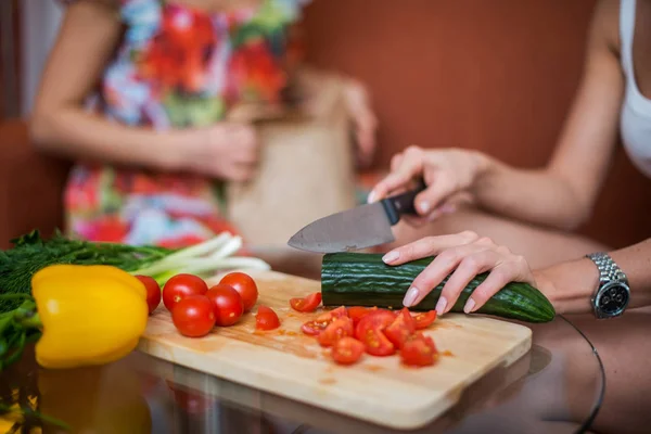 Frauenhände bereiten Abendessen zu — Stockfoto