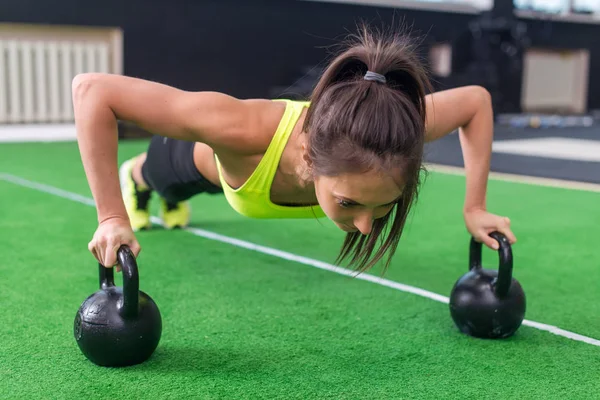 Fit vrouw jonge push ups oefening doet — Stockfoto