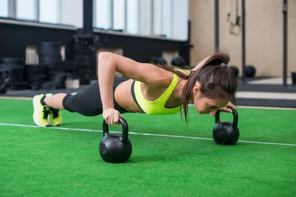 Adatto donna giovane facendo esercizio push up — Foto Stock