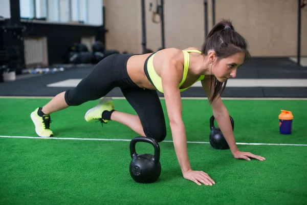 Frau macht Bauch- und Beingymnastik — Stockfoto