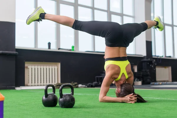 Yoga egzersiz yaparak kadın uygun — Stok fotoğraf