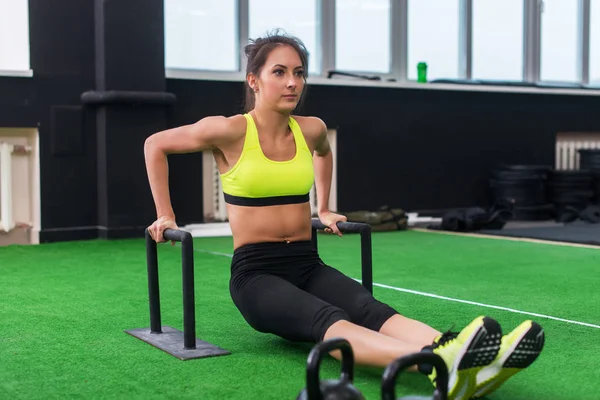 Güçlü kadının L-oturur egzersiz spor salonunda yapması uygun — Stok fotoğraf