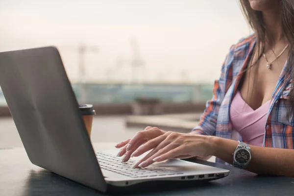Kvinnliga händer skriva på en bärbar dator tangentbord. — Stockfoto