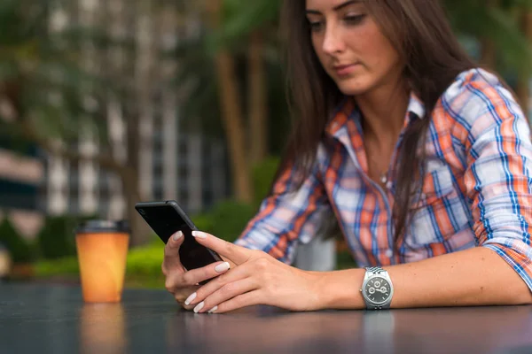 Jonge vrouw zitten buiten — Stockfoto