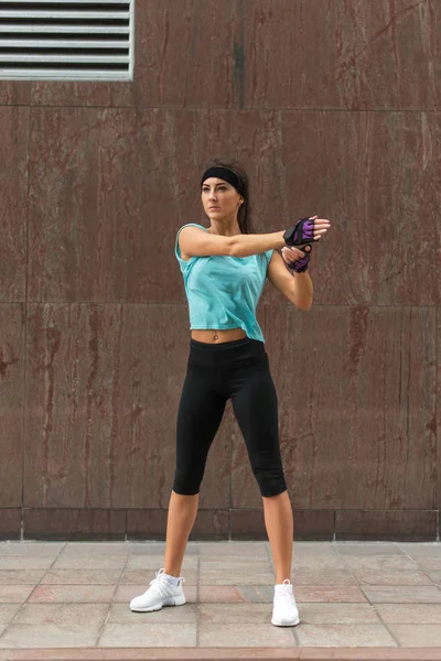 Atleta femenina estirando su brazo —  Fotos de Stock