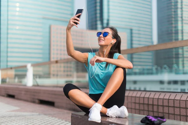 Genç fitness kadın alarak fotoğraf ile onun smartphone — Stok fotoğraf