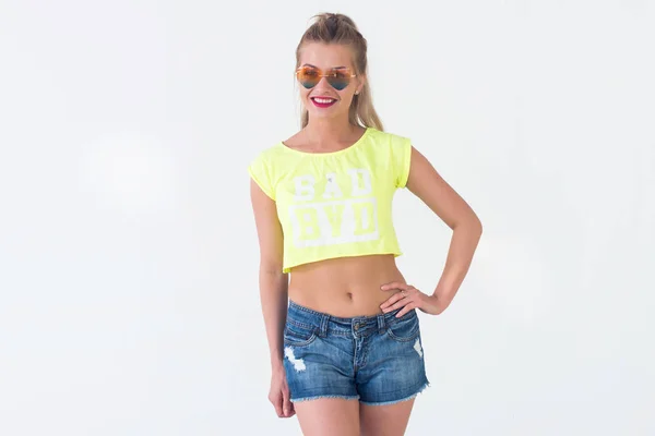 Model posiert im trendigen Sommer-Outfit — Stockfoto