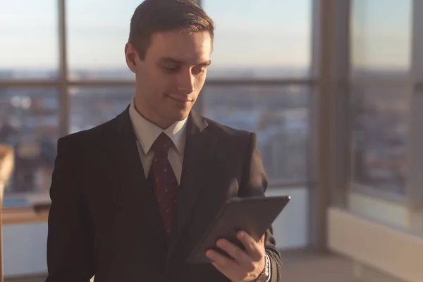 Mann mit digitalem Tablet — Stockfoto