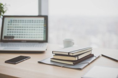 Ofis işyeri dizüstü bilgisayar ile 