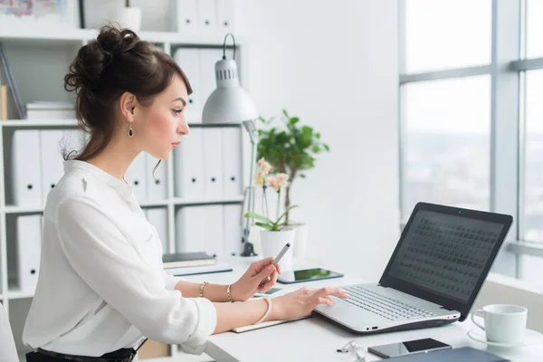 Kvinnliga kontorsarbetare använder laptop — Stockfoto