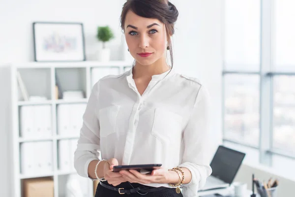 Hermosa mujer de negocios de pie en la oficina —  Fotos de Stock