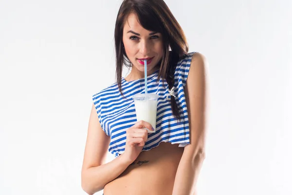 Молодая модель брюнетки позирует для питьевого коктейля — стоковое фото