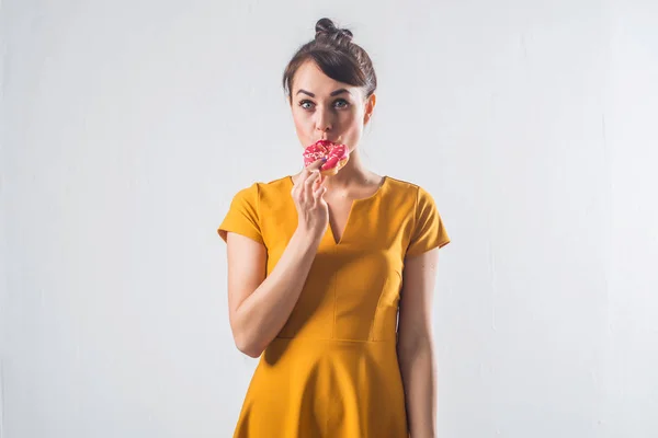 Joven modelo morena divertida con donut — Foto de Stock