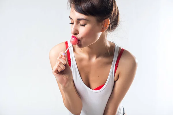 Junge brünette modell mit lutscher — Stockfoto