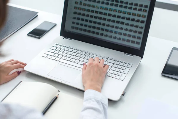 Donna mano che lavora sul computer portatile — Foto Stock