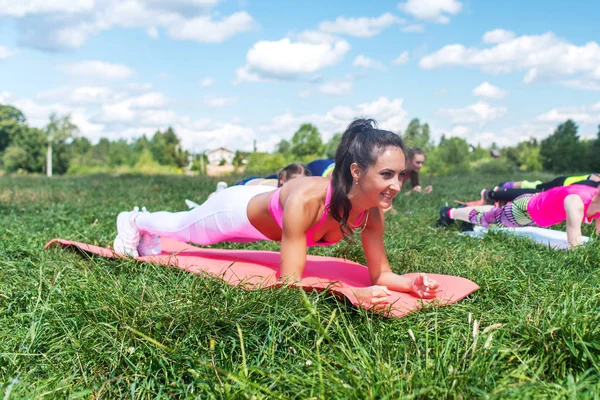 Fit mujer haciendo ejercicio de tablón — Foto de Stock