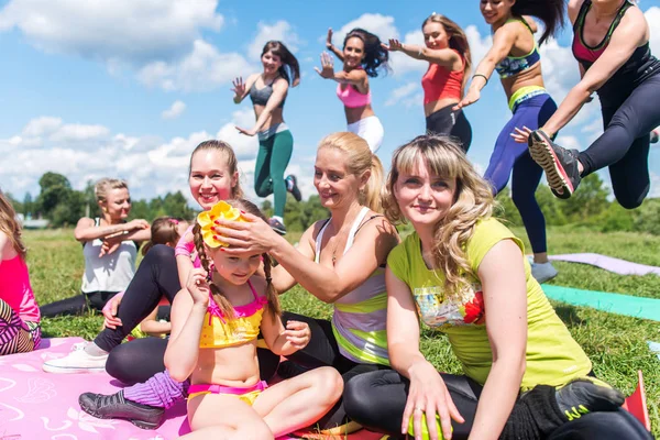 Grupp av vänner att ha kul — Stockfoto