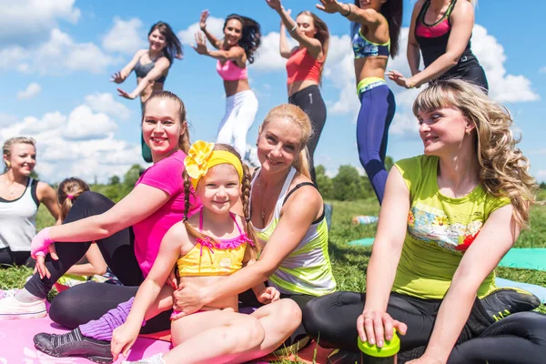 Grupp av vänner att ha kul i en park — Stockfoto