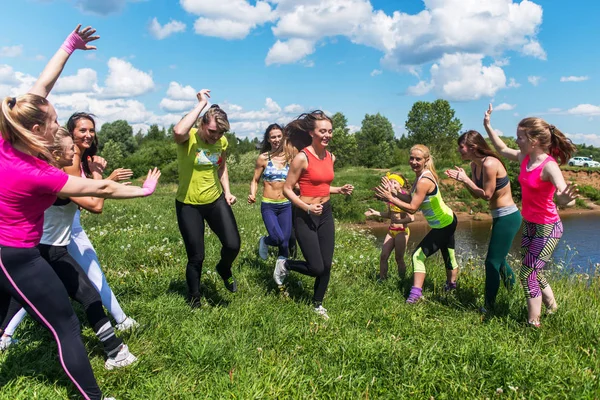 Група збуджених жінок, що перетинають фінішну лінію — стокове фото