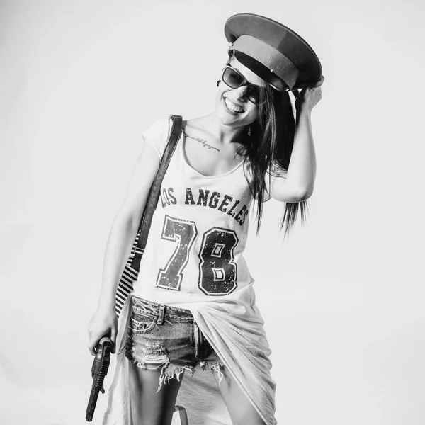 Σέξι κορίτσι της μόδας κλοπιμαία κρατώντας όπλο — Φωτογραφία Αρχείου