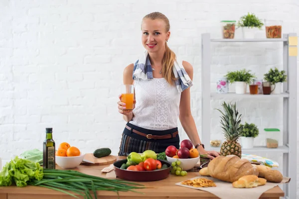 Frau bereitet Abendessen in Küche zu — Stockfoto