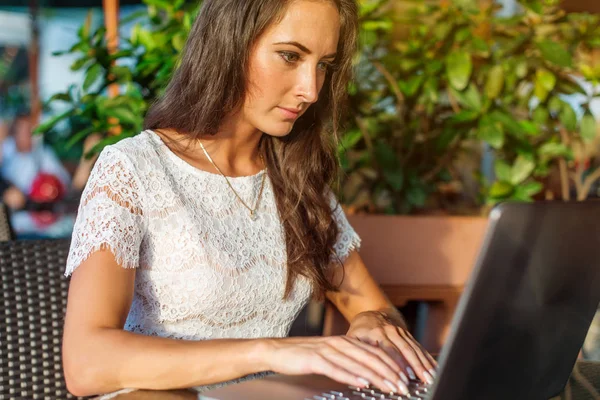 Vacker student tjej surfa på internet på sin bärbara dator — Stockfoto