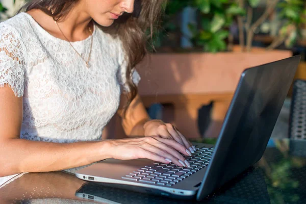Närbild av kvinnliga händer att skriva på tangentbordet — Stockfoto