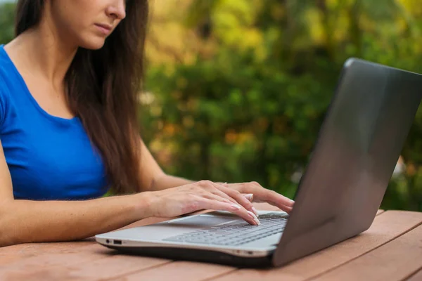 Vista de cerca de las manos femeninas en el teclado del ordenador portátil —  Fotos de Stock