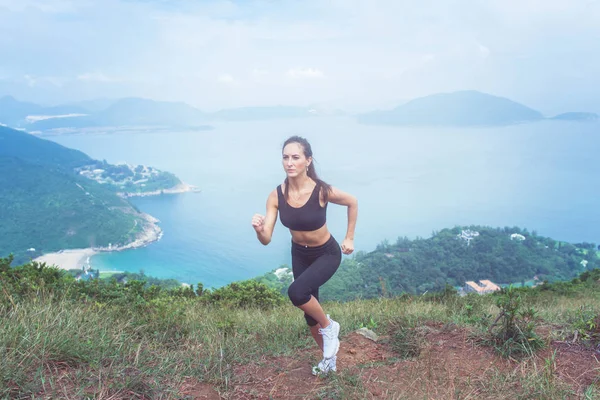 Fitness atleta femenina haciendo ejercicio cardiovascular — Foto de Stock